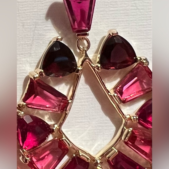 Kendra Scott NWT Stunning Pink Red Glass Gold Tone Blair Pierced Earrings (J145) - Picture 3 of 7
